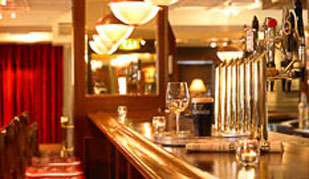 Petie-Joes-Bar-at-The-Castle-Court-Hotel